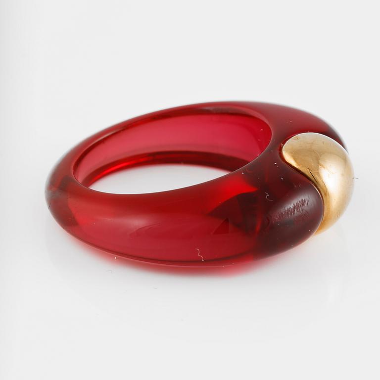 RING, 18K guld med syntetisk rosa harts. Vikt 3,2 gram.