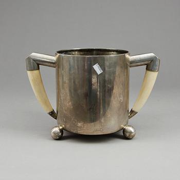 BÄGARE, silver, CG Hallberg, Stockholm, 1900. Vikt ca 1112g.