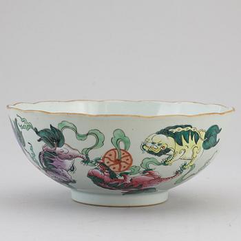 A Chinese famille rose bowl, early 20th century.