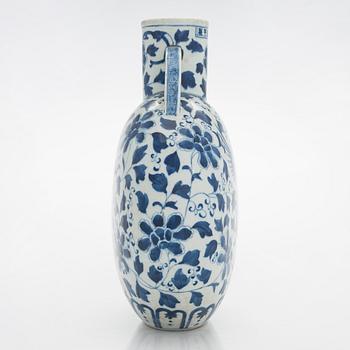 A blue and white flattened pilgrim vase, China, 20th century.
