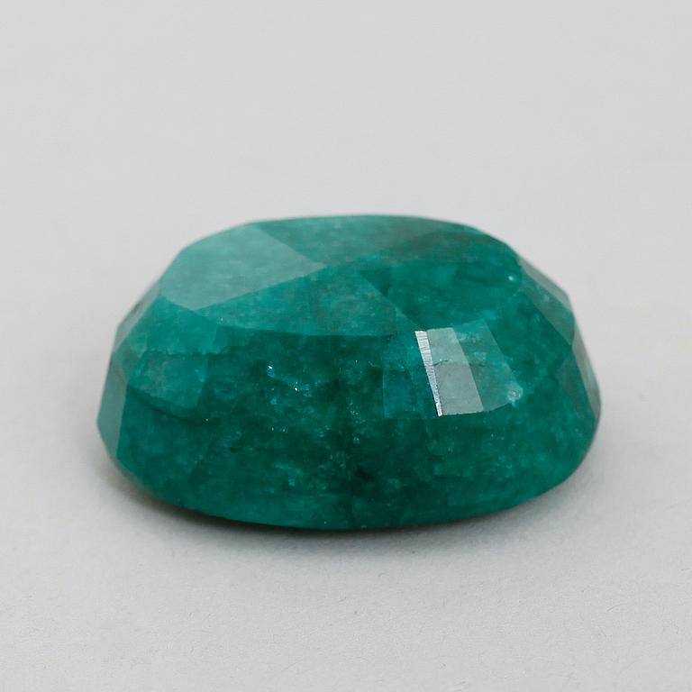 SMARAGD, oval fasetterad, ca 145 ct, oinfattad.