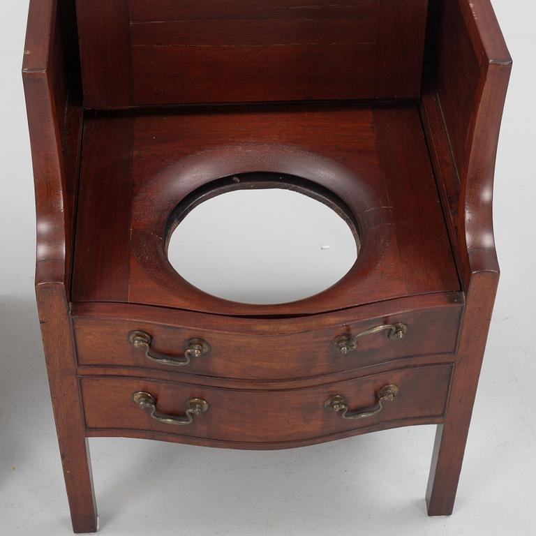 Pottskåp, 2 st, mahogny, snarlika, 1800-tal, England.