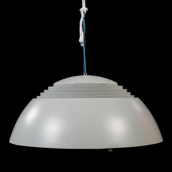 TAKLAMPA, "AJ Pendeln", Arne Jacobsen, Louis Poulsen, Danmark, 1900-talets andra hälft, höjd ca 20 cm.