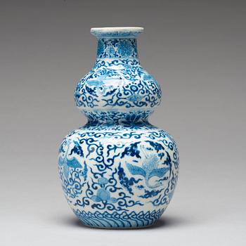 A blue and white double gourd vase, Qing dynasty, Kangxi (1662-1722).