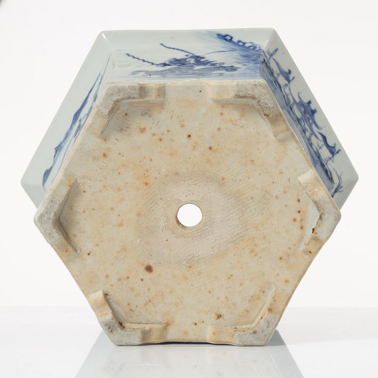 A Chinese blue and white porcelain flower pot, Qing dynasty, 19th century.