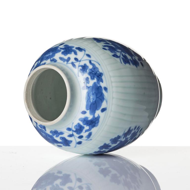 A blue and white tea caddy, Qing dynasty, Kangxi (1662-1722).
