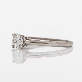 Cartier, ring, platina med briljantslipad diamant ca 0.46 ct. Med GIA dossier.