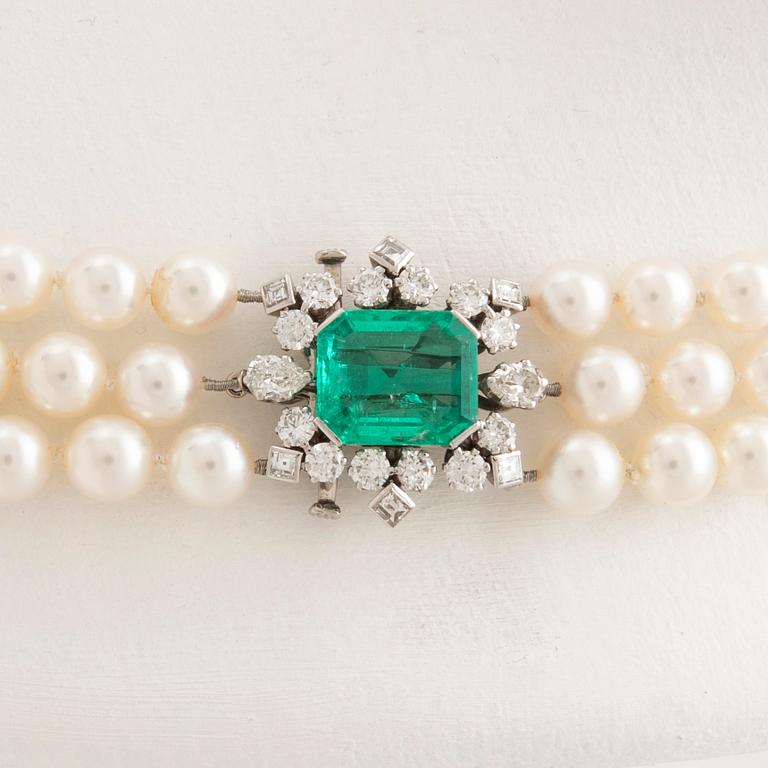 W.A. Bolin, collier av odlade pärlor samt lås i 18K vitguld med infattad smaragd och diamanter, Stockholm 1960.