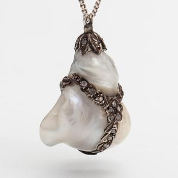 A silver necklace with a cultured salt water pearl/baroque pearl and rose-cut diamonds.