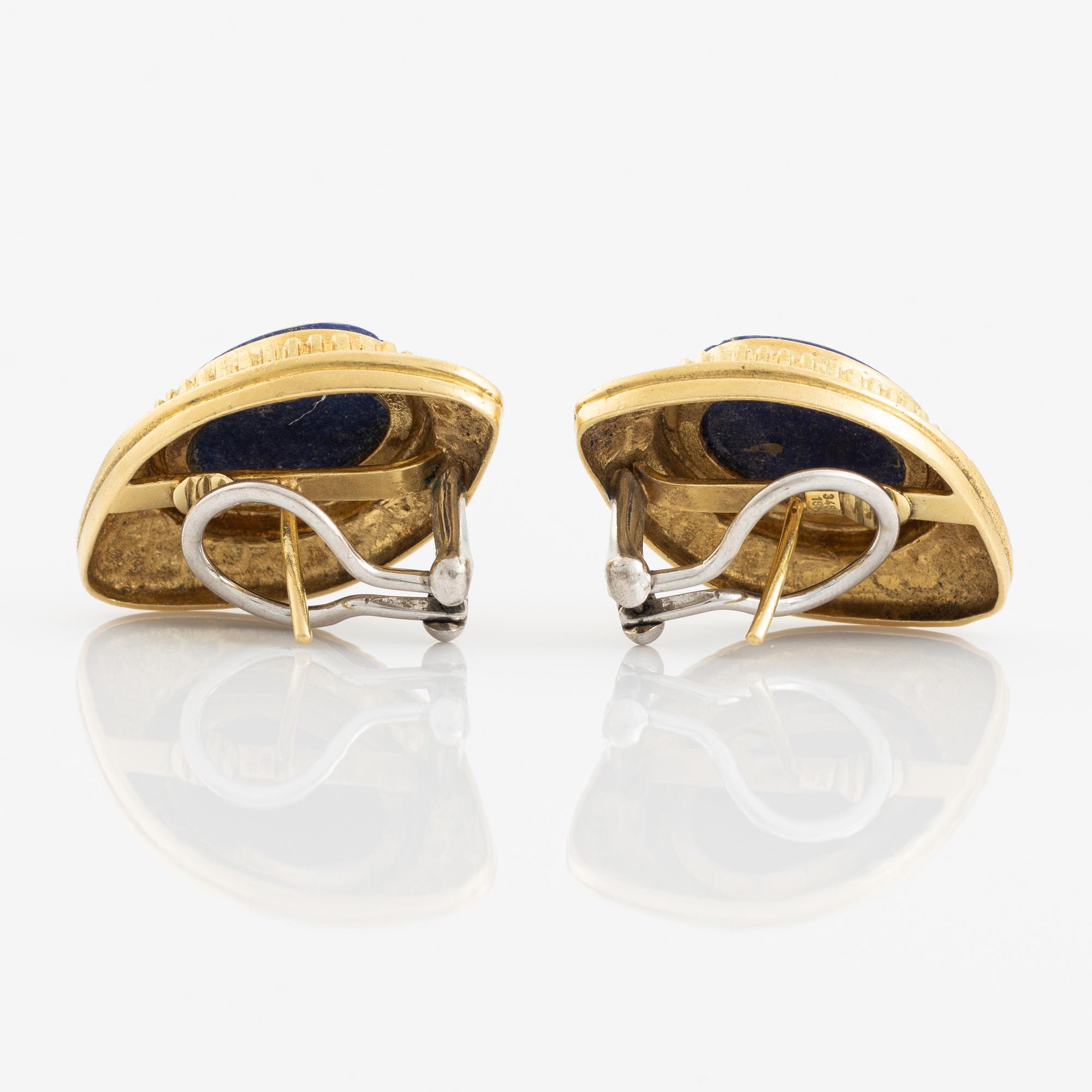 Ett par örhängen 18K guld med lapis lazuli och emalj.