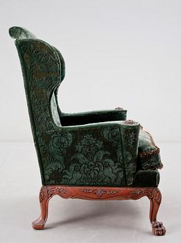 ÖRONLAPPSFÅTÖLJ, chippendalestil, 1900-talets första hälft.