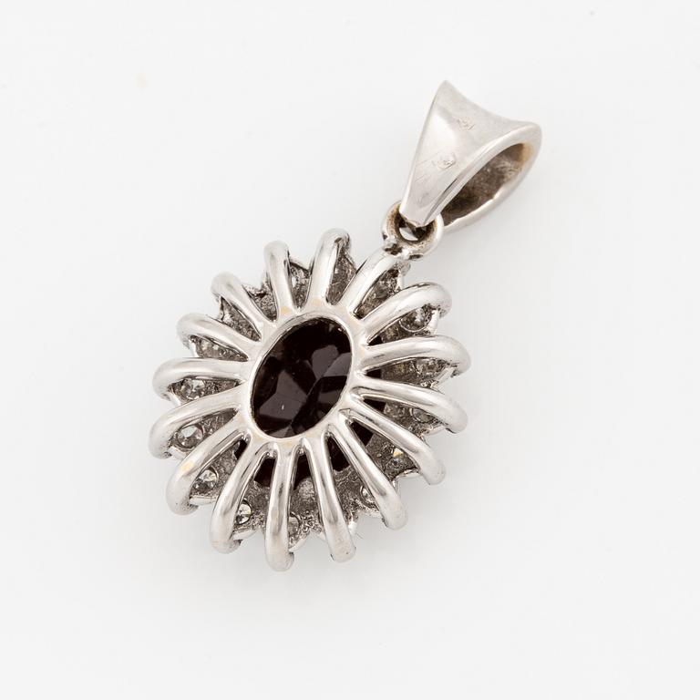 White gold pendant with garnet and brilliant-cut diamonds.