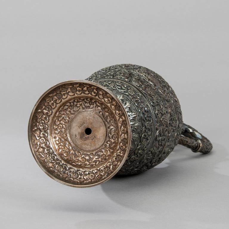 VINKANNA, sterlingsilver, Oomersi Mawji/Bhuj, Kutch, Indien, ca 1880-90. Vikt 1094g.