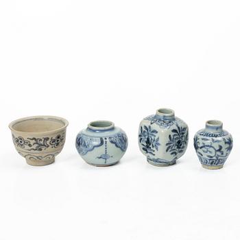 Vaser, tre stycken, askar med lock, fyra stycken samt skål, porslin, Kina, delvis Mingdynastin.