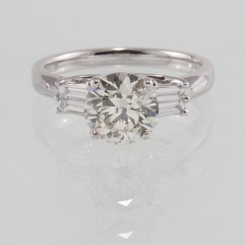 RING, 18K vitguld med briljantslipad diamant 2.00 ct samt 4 baguettslipade diamanter 0.31 ct. Vikt 4,5 gram.