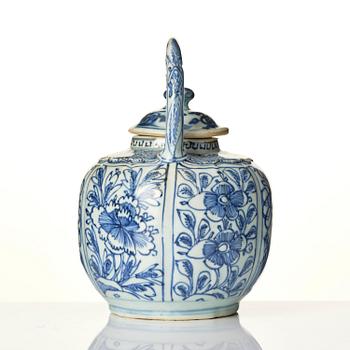 A blue and white wine pot, Ming dynasty, Wanli (1572-1620).