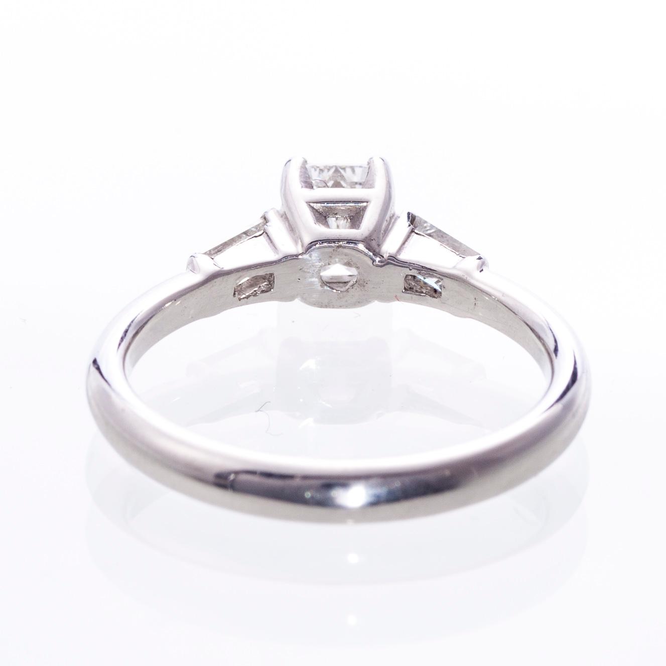 RING, 18K vitguld, smaragd- och baguetteslipade diamanter. Vikt ca 4,2 g.