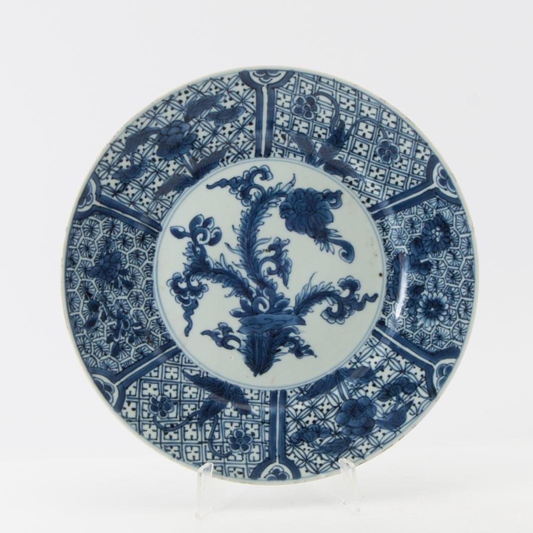 A blue and white dish, Qing dynasty, early 18th century.
