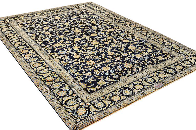 A Kashan carpet, a. 385 x 287 cm.