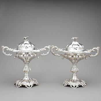 SOCKERSKÅLAR, ett par, silver, Carl Olof Holm, Norrköping, 1859. Vikt ca 1725g.
