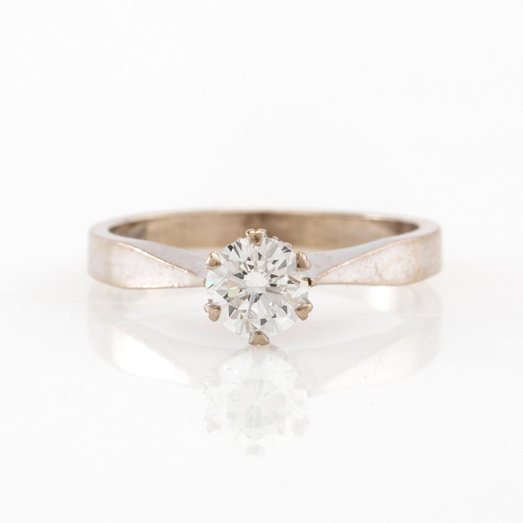 Ring solitär 18K vitguld med en rund briljantslipad diamant.
