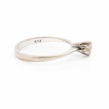 Ring, 18K white gold, with a small brilliant-cut diamond.