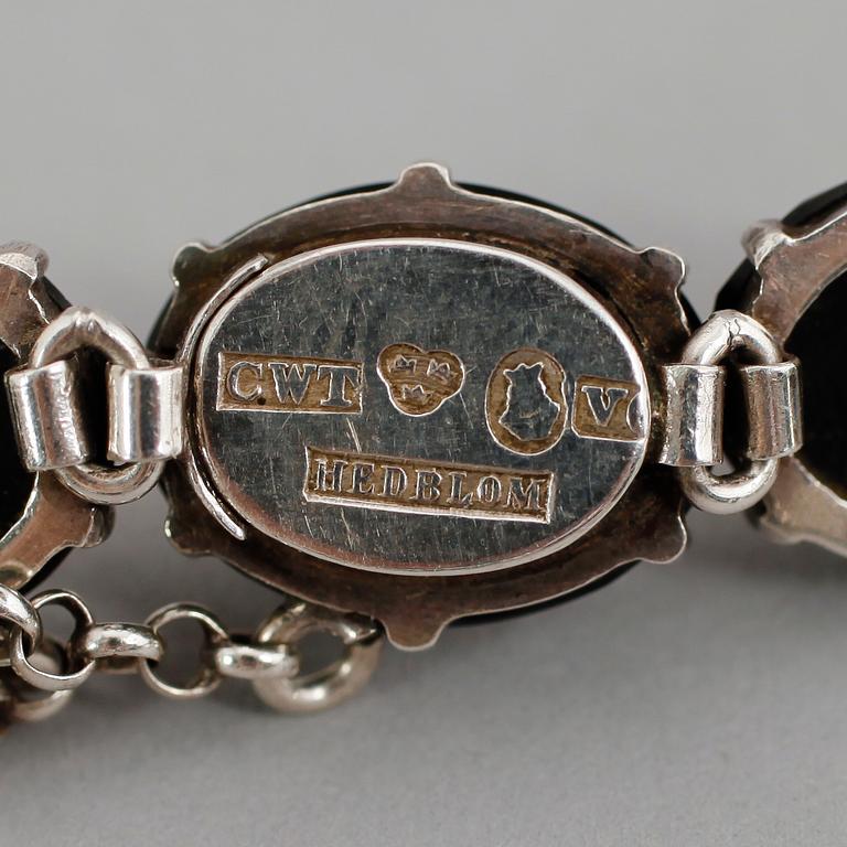 ARMBAND, HÄNGE SAMT BROSCH, silver, sekelskiftet 1900.