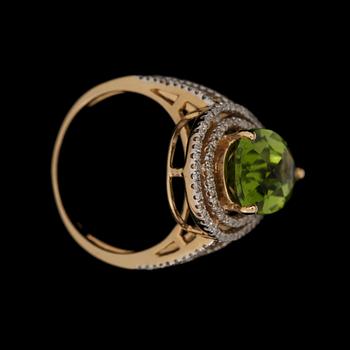 A peridote ring, 4.91 cts, set with brilliant cut diamonds, tot. 0.75 cts.