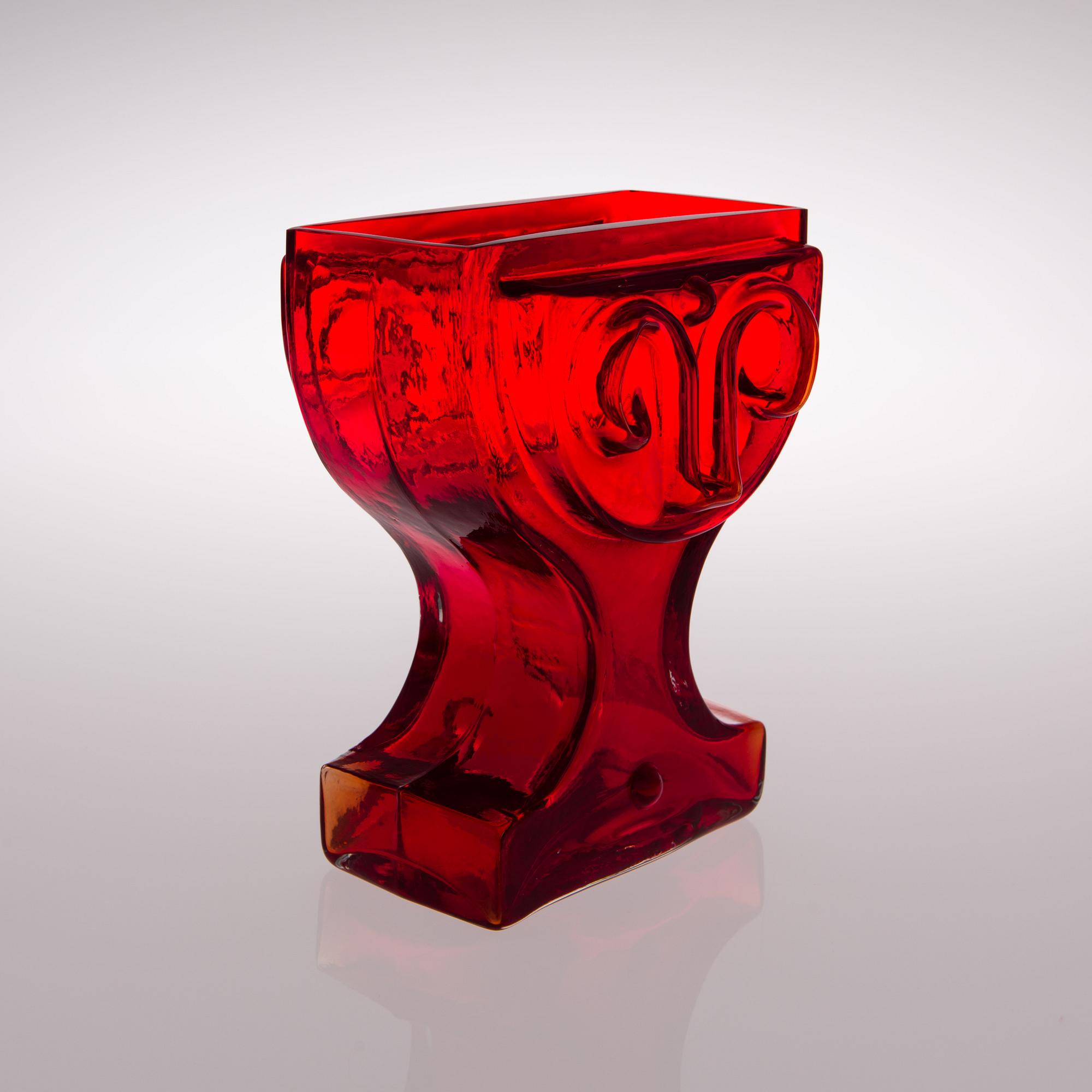 A 1970S GLASS VASE VIKTORIANA by Riihimäen Lasi.