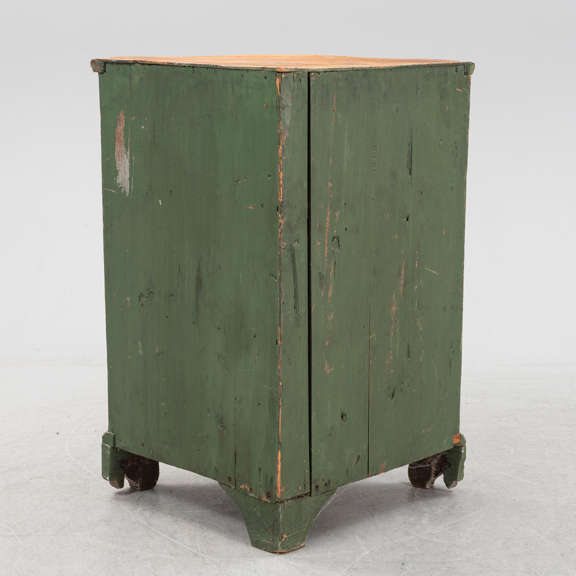 Hörnskåp, 1700-tal. Rokoko.