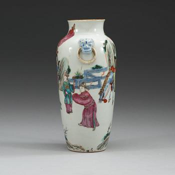 A famille rose vase, Qing dynasty, 19th Century.