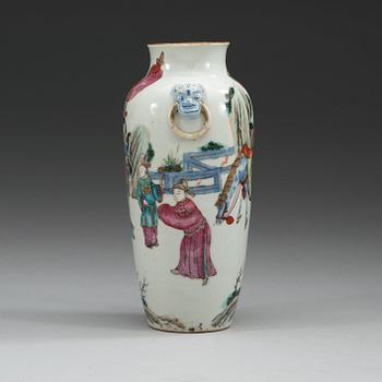 VAS, porslin. Qing dynastin, 1800-tal.