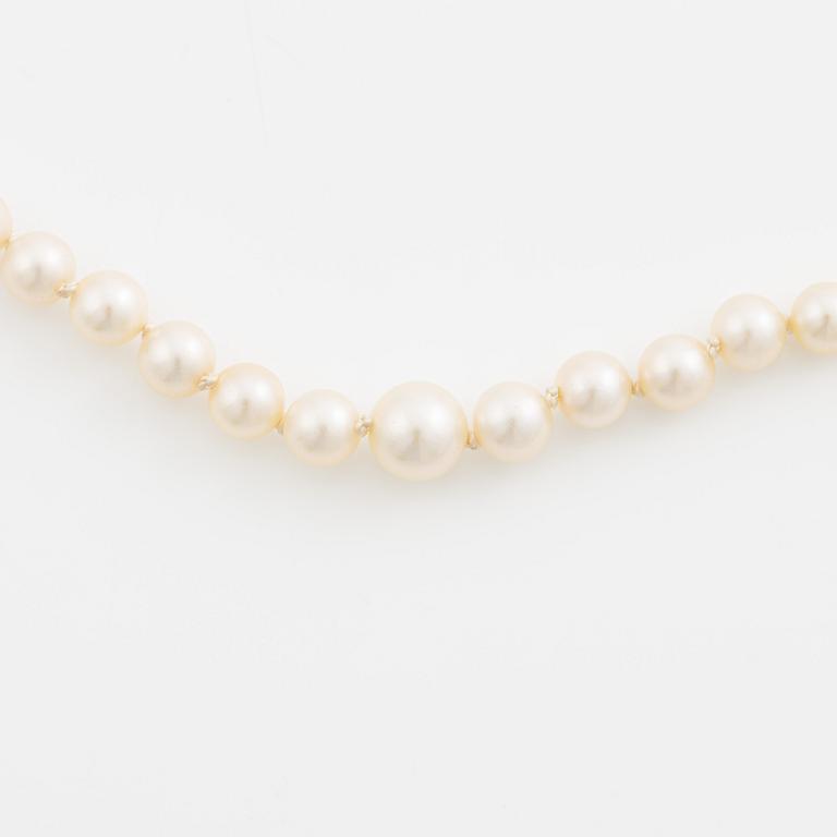 Pearl necklace with graduated cultured pearls, with a clasp of silver set with marcasites.