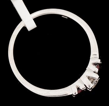 RING, 14k guld med diamant 0,13ct och granater tot 0,30ct. Vikt tot 3,51gram.