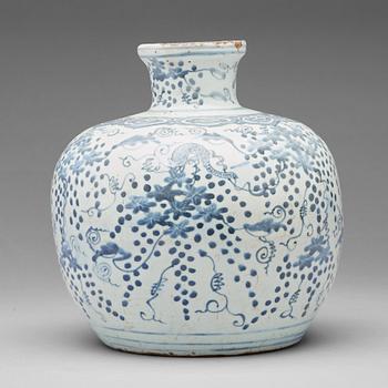 A blue and white vase, Ming dynasty (1368-1644).