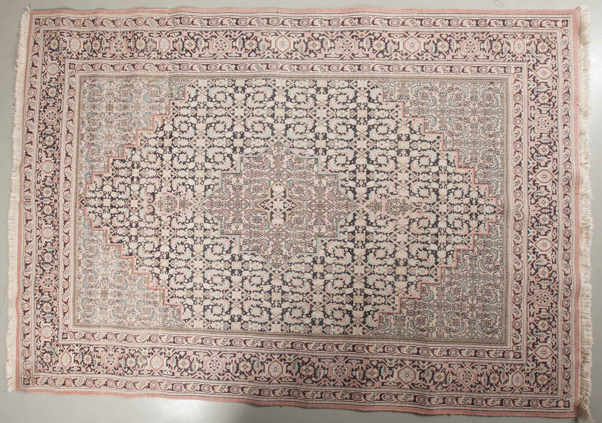 MATTA, Kashmir, silke, ca 160 x 220 cm.