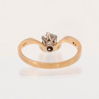 Ring solitär 18K rött och vitt guld med rund briljantslipad diamant, Per-G Forslund Juvelateljén Malmö 1977.