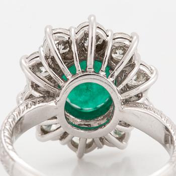 KARMOSÉRING, 14K vitguld, besatt med diamanter och smaragd.