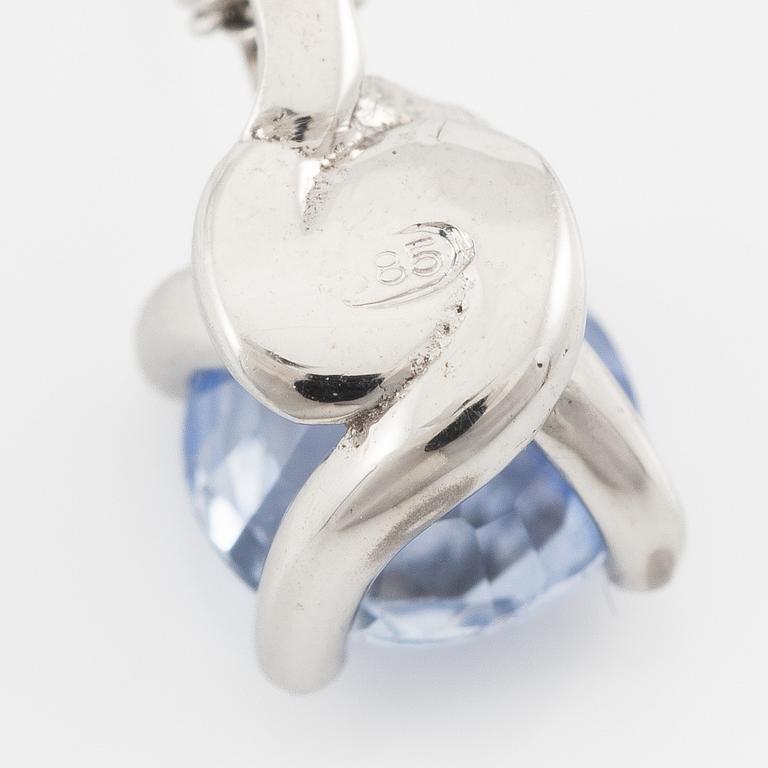 Necklace 14K white gold with sapphire.