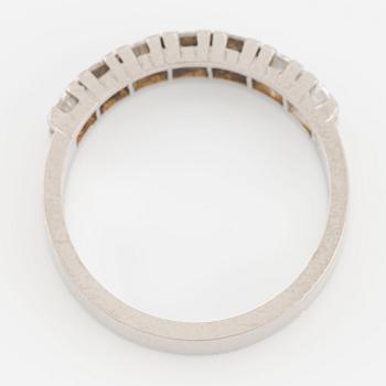 Ring 18K vitguld med runda briljantslipade diamanter.