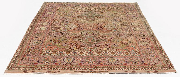 A fine Tabriz carpet of 'Polonaise' design, c. 270 x 182 cm.