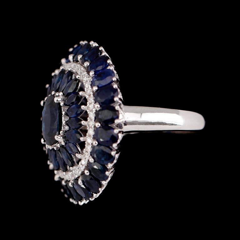 COCKTAILRING, 18 k vitguld, safirer tot ca  8.47 ct, briljantslipade diamanter tot ca 0.33 ct.