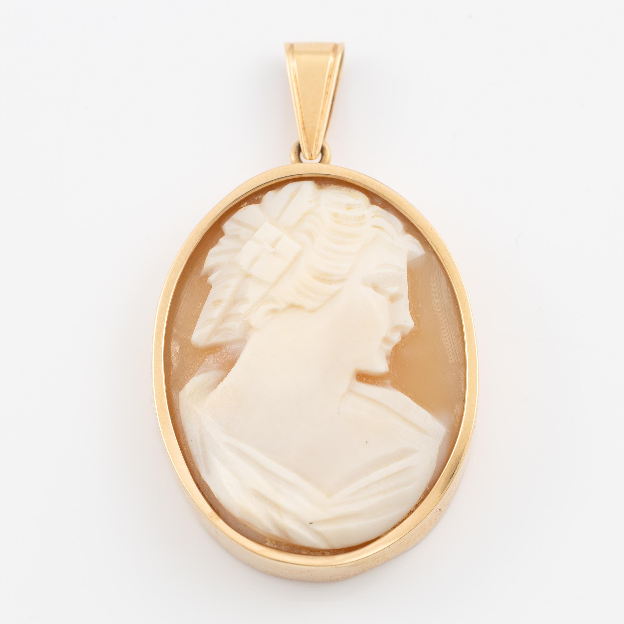 Pendant, 18K gold with shell cameo.
