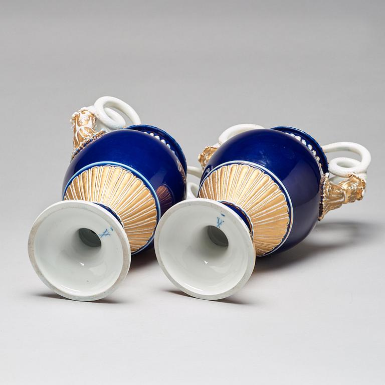 PRAKTURNOR, ett par, porslin. Meissen, omkring 1900.