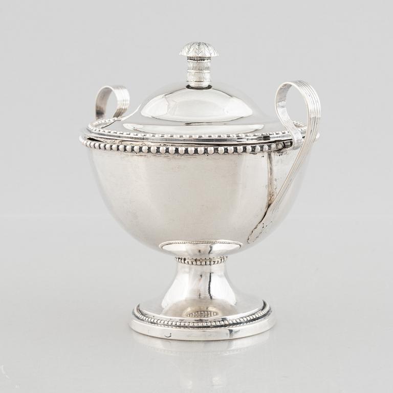 Bowl with lid, silver, maker's mark AEK and indistinct mark, 18th/19th century.