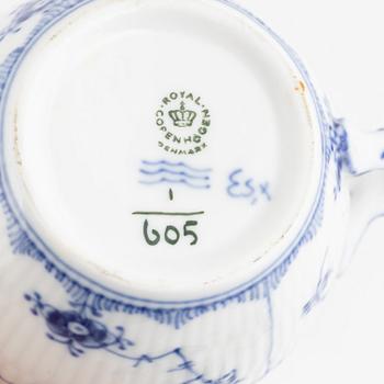 Royal Copenhagen, 13 porcelain pieces, 'Musselmalet', Denmark.
