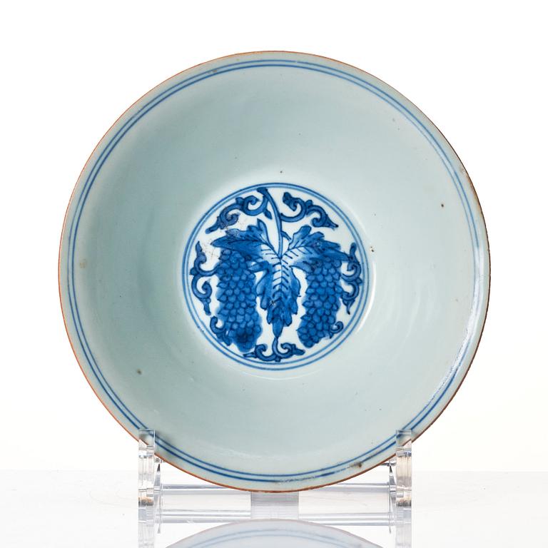 A blue and white bowl, Transition, 17th century.