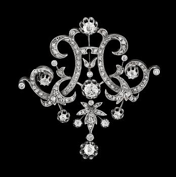 GARNITYR, 5 delar, örhängen, diadem, collier, brosch samt ring med antik- och gammalslipade diamanter, tot. ca 15 ct. 1800-talets andra hälft.