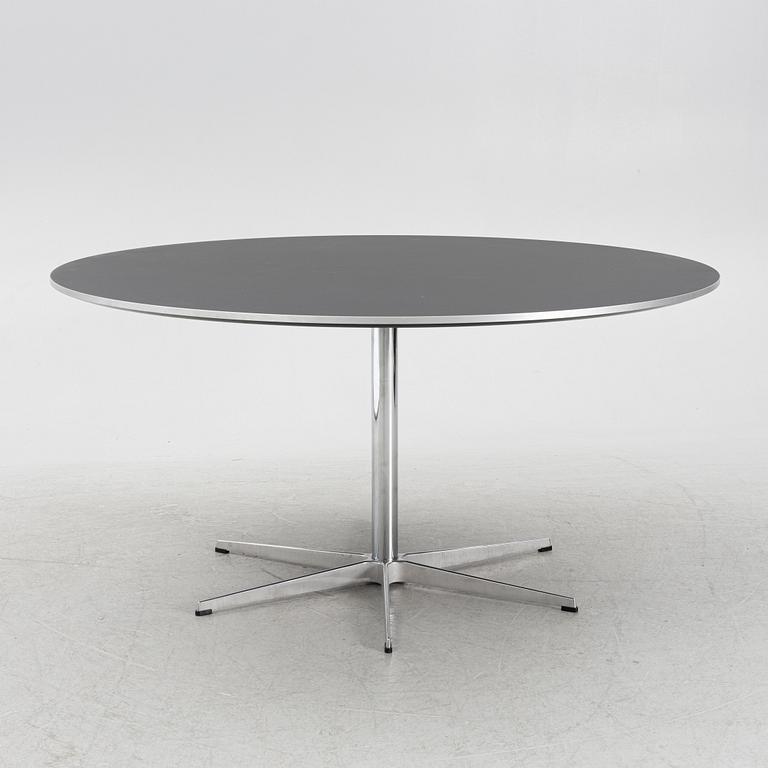 Arne Jacobsen, Bruno Mathsson & Piet Hein, matbord, "Supercirkulär", Fritz Hansen, Danmark, 2022.
