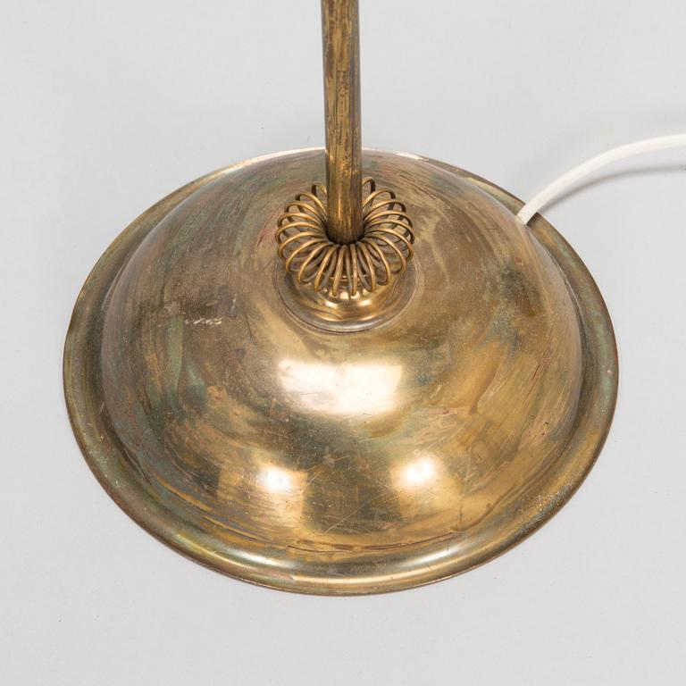 A 1950s floor lamp in brass.